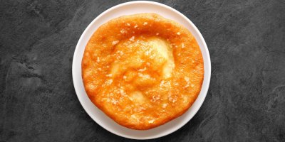 Langoš s česnekem na talíři