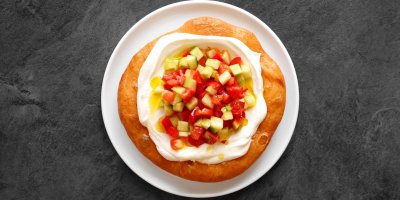 Langoš se smetanou a rajčaty