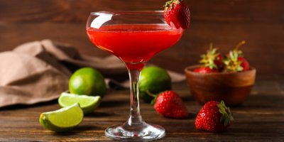 Sklenice s daiquiri a kolem limetky a jahody