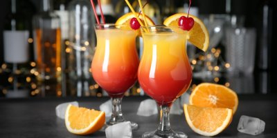 Dvě sklenice s koktejlem a kolem pomeranče