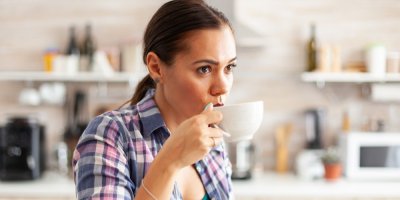 Žena popíjející čaj