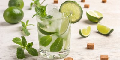 Drink Virgin Mochito ve sklenici, zdobené mátou a limetkou