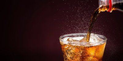 Nalévání koly do sklenice