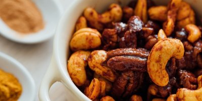 Různé ořechy restované v medu a chilli