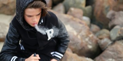 Mladý muž kouří elektronickou cigaretu