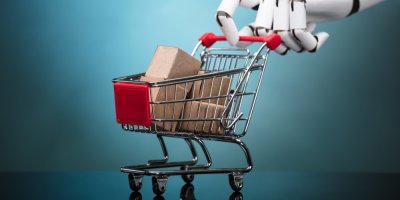 Miniaturní nákupní vozík, který tlačí robotická paže