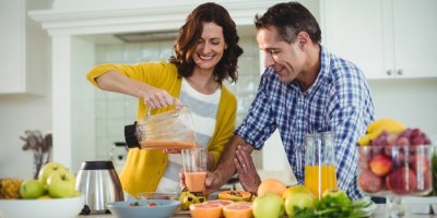 Pár připravuje smoothie v mixéru