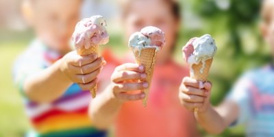 Tři děti drží kopečkovou zmrzlinu v kornoutku