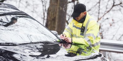 Policista kontroluje auto
