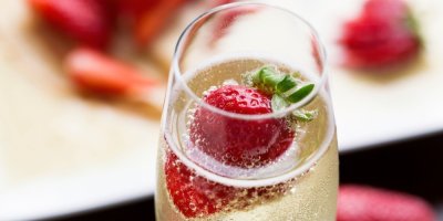 Sklenka sektu s jahodou