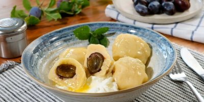 Švestkové knedlíky se zakysanou smetanou