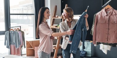 Dvě mladé ženy v obchodě s oblečením