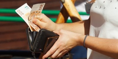 Žena platící v hotovosti