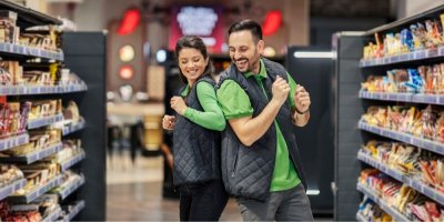 Zaměstnanci tančí mezi regály