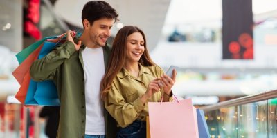 Žena a muž v nákupním centru s taškami