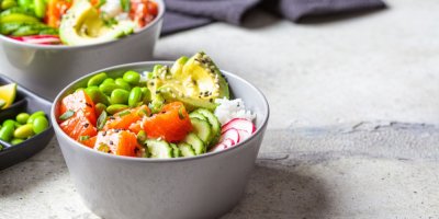 Poke bowl s rýží, lososem, avokádem, okurkou, ředkvičkami a edamame