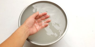 Miska s rýžovou vodou, ve které si žena namáčí ruku