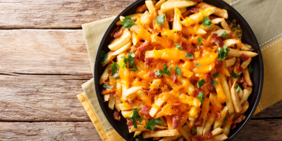 Zapečené hranolky se sýrem, slaninou a bylinkami