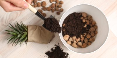 Drenážní vrstva na dně květináče