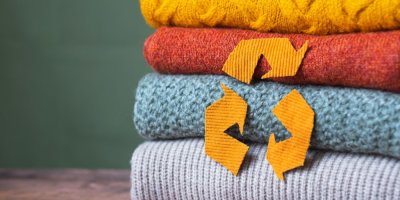 Složené svetry na sobě se symbolem recyklace