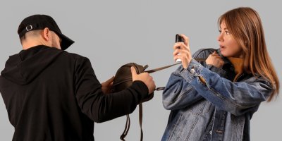 Žena, používající pepřový sprej na útočníka