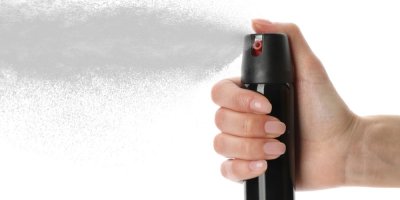 Žena držící v ruce pepřový sprej