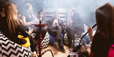 Lidé v čajově, kouřící vodní dýmku