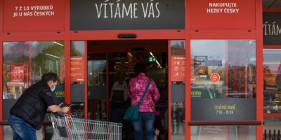 Lidé vstupují do obchodu Kaufland