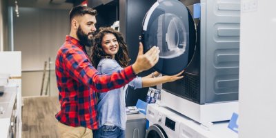 Mladý pár, vybírající pračku