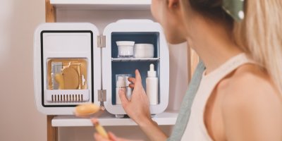 Člověk sahá do lednice na kosmetiku