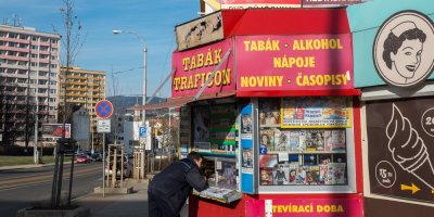 Muž, nakupující časopisy v trafice
