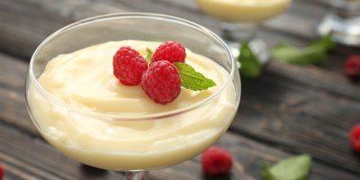 Vanilkový pudink s malinami ve sklenici