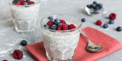 Dva chia pudinky s borůvkami a malinami