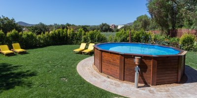 Kulatý zahradní bazén s dřevěným obložením, čtyři lehátka