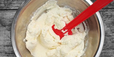 Těsto na tvarohové knedlíky v míse