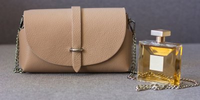 Kožená kabelka a parfém