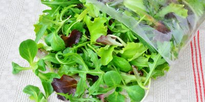 Mix salátů položený na utěrce