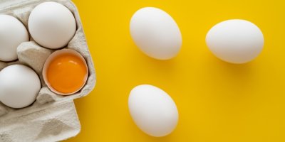 Vejce na žlutém pozadí