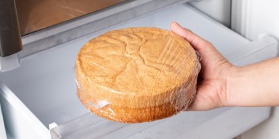 Člověk dává dort do mrazáku