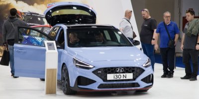 Světle modré auto Hyundai i30