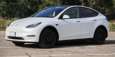 Bílá Tesla Y na parkovišti