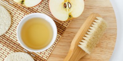 Jablečný ocet, jablko a kartáček