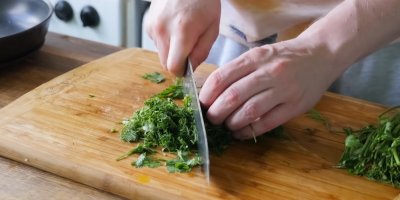 Ruce krájí bylinky