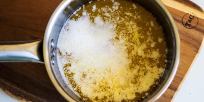 Bílou pěnu sbírejte lžící.