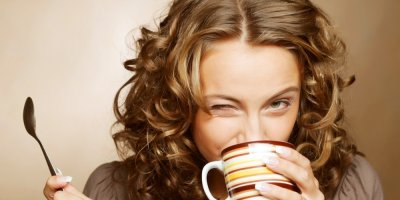 Žena, která popíjí čaj z hrníčku