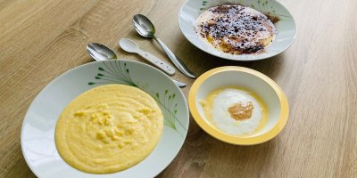 Polentová kaše, servírovaná na třech talířích, zdobená jogurtem a grankem