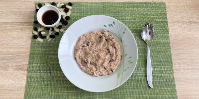 Pohanková lámanková kaše, servírovaná na bílém talíři