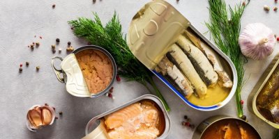 Konzervované sardinky, tuňák a další mořské ryby