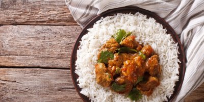 Rýže s masovou směsí, servírovaná v hnědé misce