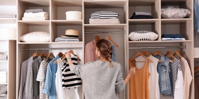 Žena dělá pořádek v šatně